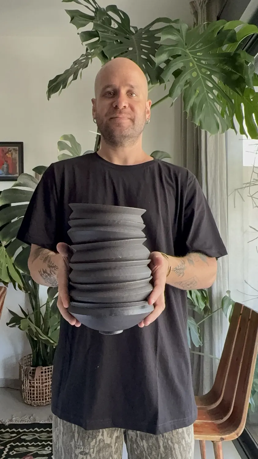 קערות קרמיקה שחורות בעבודת יד