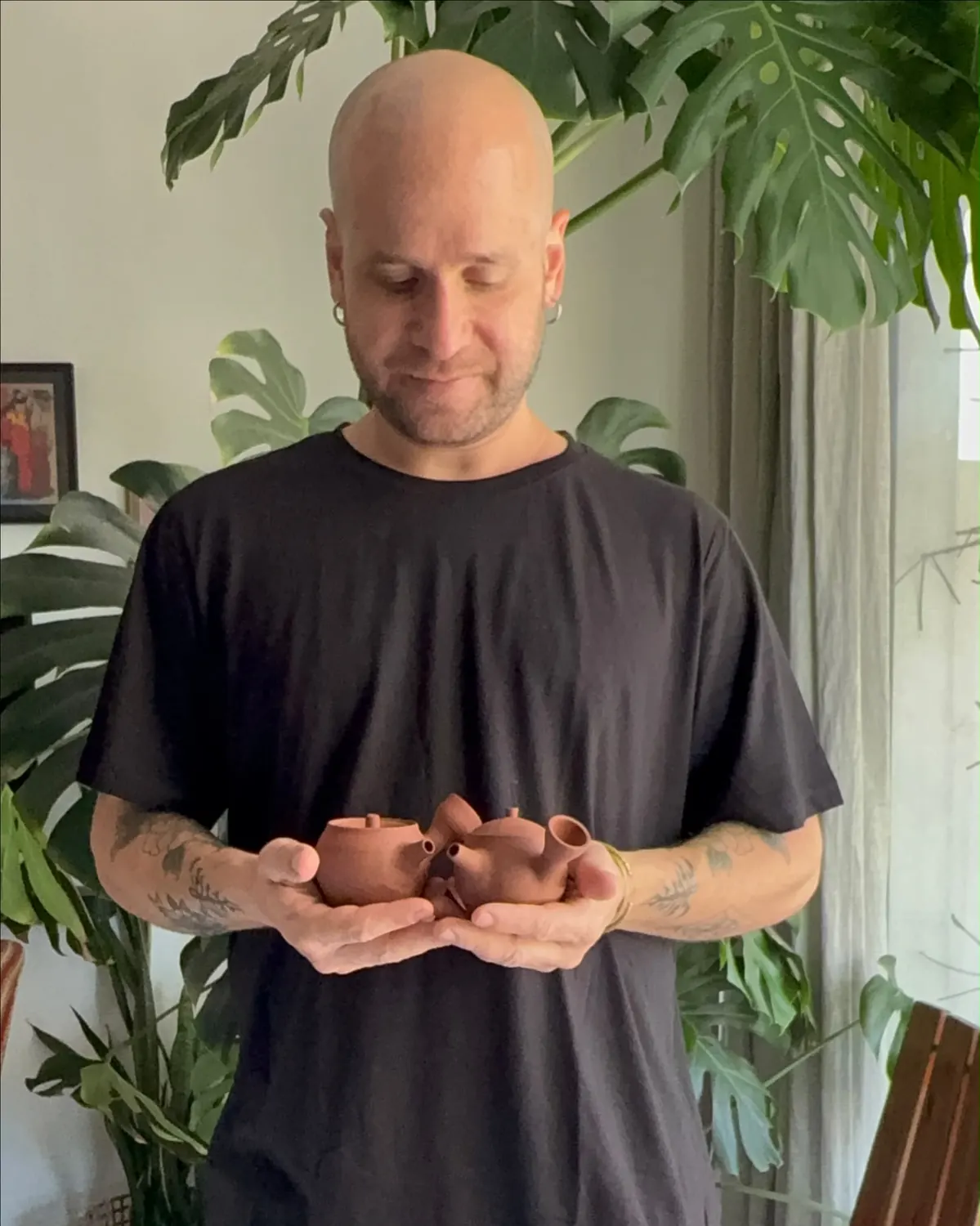 יוצר קרמיקה עם כלי קרמיקה בעבודת יד